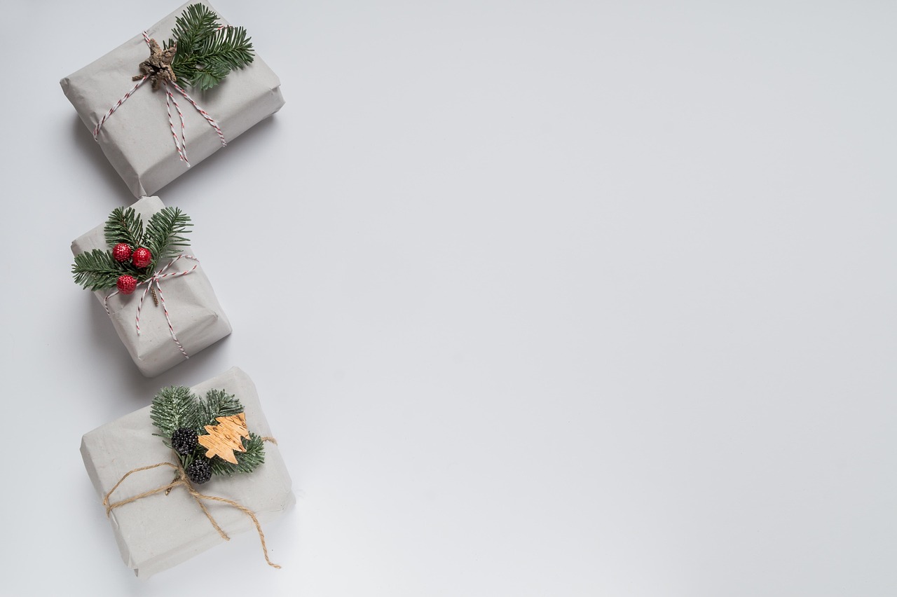 社会人彼氏に贈る高級クリスマスプレゼント、年齢別の選び方は？
