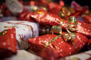 忙しい彼氏へのクリスマスにぴったりな高級ギフトと温泉旅行の人気の傾向は？