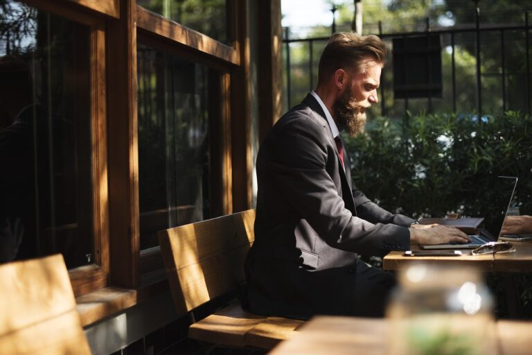 社会人へのプレゼントで失敗しないための選び方は？